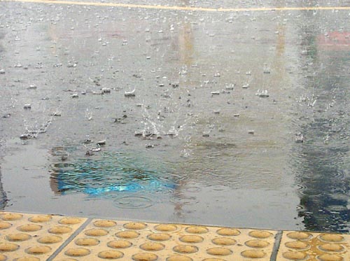 学生街の雨1 撮影 北爪満喜