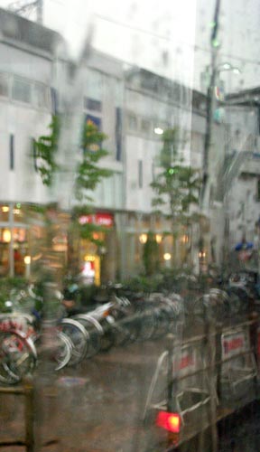 学生街の雨2b 撮影 北爪満喜